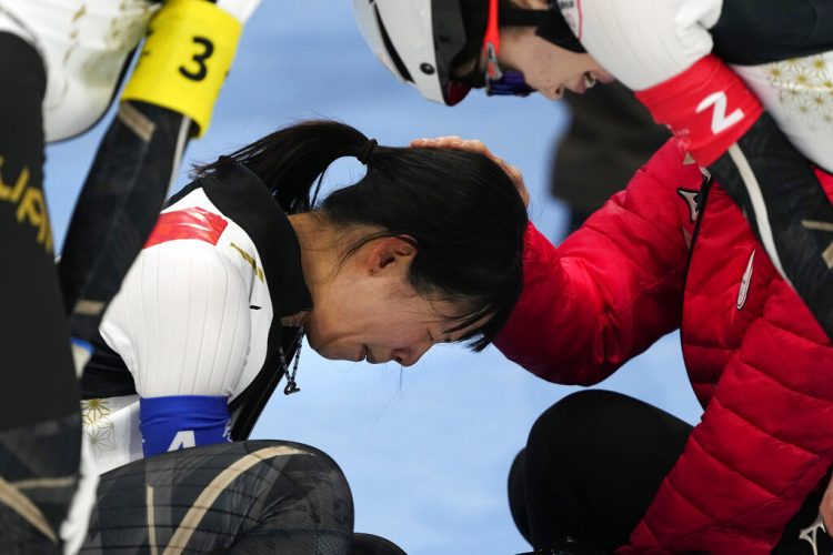 Norway repeats Olympic team pursuit gold; Japan skater falls